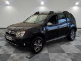 une photo d'un SUV noir garé dans un showroom