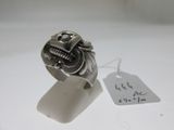 une bague en argent ornée d'un crâne et d'une étiquette de prix