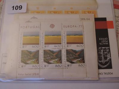 un lot de timbres posés sur une table