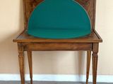 une petite chaise en bois avec un coussin vert dessus