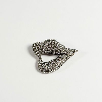 un gros plan d'une broche en argent ornée de cristaux