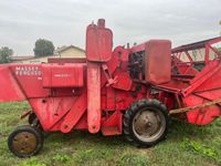 Moissonneuse batteuse MASSEY FERGUSON.