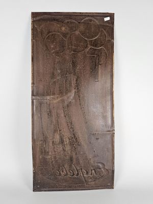 une photo d'une plaque métallique sur laquelle figure un ange, vu de profil