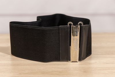 un gros plan d'une ceinture en cuir noir ornée de deux boucles métalliques
