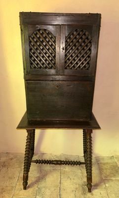 une chaise en bois avec une assise en bois posée sur un sol carrelé