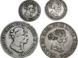 quatre pièces d'argent de tailles et de formes différentes sur un fond blanc
