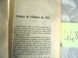 un livre sur lequel est collé un autocollant jaune, posé sur une table