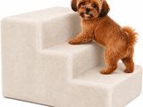 le petit chien est debout sur les marches du panier pour chien