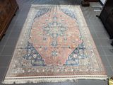 un grand tapis posé sur le sol d'une pièce