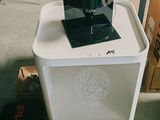 une petite table blanche sur laquelle est posé un ordinateur portable