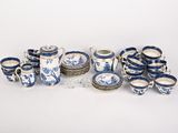 beaucoup de vaisselle et de tasses bleues et blanches sur la table