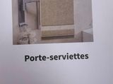 une photo d'une photo d'un porte-serviettes dans une boîte