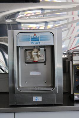 une machine posée sur un comptoir dans un magasin