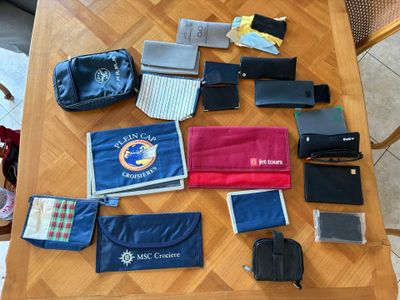 Lot de petite maroquinerie comprenant des pochettes de crois…