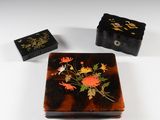 une petite boîte décorée de fleurs, à côté d'une boîte encore plus petite