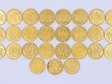 gros plan d'une pile de pièces d'or sur une surface blanche
