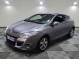 la photo d'une voiture argentée garée dans un garage