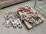 un tas de vieilleries par terre, à côté d'une palette en bois