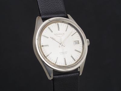 gros plan d'une montre sur une surface noire