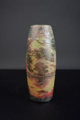 un vase posé sur une table noire