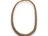 un collier en or sur fond blanc