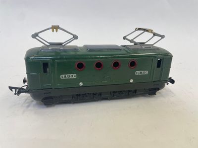 une image représentant un petit train jouet vert posé sur une surface blanche