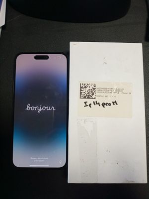 un téléphone posé sur une table à côté d'une boîte
