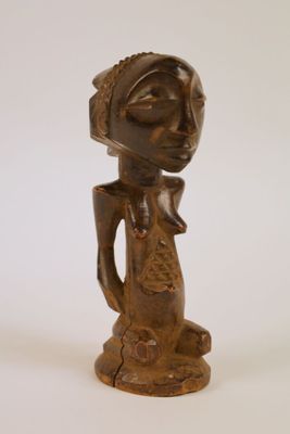 statue en bois représentant une femme tenant un chat, sur fond blanc