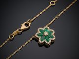 un pendentif en forme de trèfle, serti d'une émeraude et de diamants, monté sur une chaîne en or