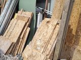 de nombreux types de bois différents en entrepôt
