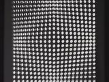 une photo en noir et blanc représentant un motif carré composé de cercles