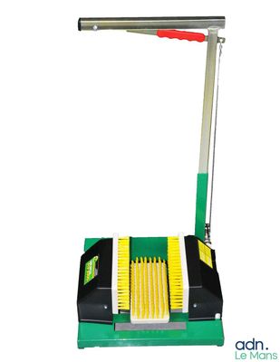 une image représentant une machine de nettoyage verte et jaune