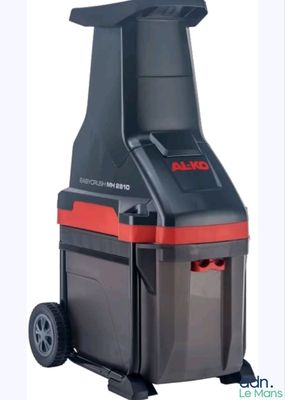 une image représentant un aspirateur noir et rouge sur fond blanc