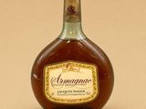 une bouteille d'alcool posée sur une table