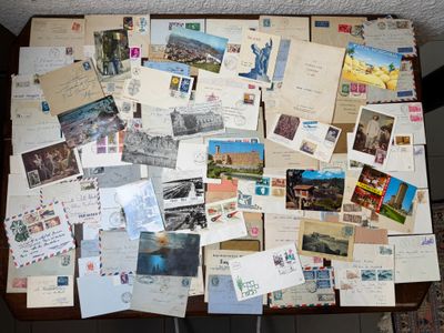 une table sur laquelle sont posées de nombreuses cartes postales