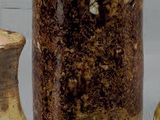de nombreux types de vases exposés dans une vitrine