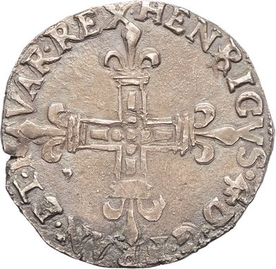 une vieille pièce d'argent ornée d'une croix