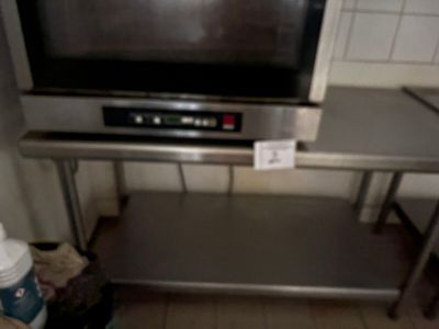 une photo d'une cuisine avec une télévision posée sur un meuble