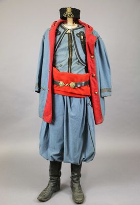 une photo d'un homme vêtu d'une tenue bleue et rouge