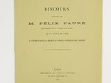 un livre jaune avec des lettres noires sur la couverture
