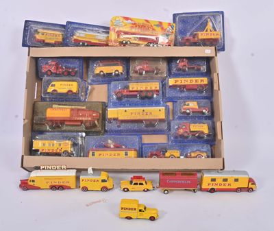 une boîte contenant des petites voitures et des camions miniatures