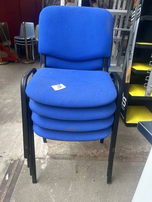 une chaise bleue qui se trouve dans un magasin
