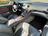 l'intérieur de la voiture est propre et prêt à prendre la route