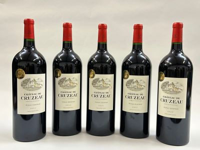 quatre bouteilles de vin rouge sont alignées sur une surface blanche