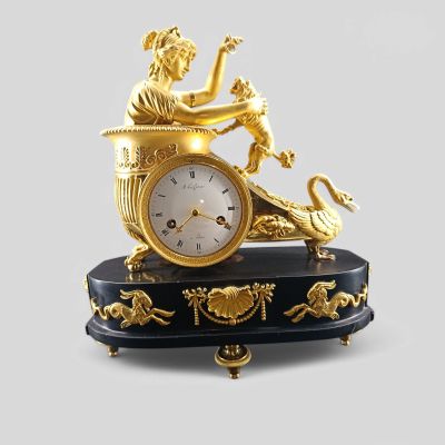 Pendule au Char de Vénus, ou femme au chien, cadran emaillé …