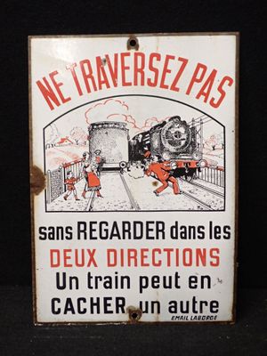 un panneau représentant un train et sur lequel est inscrit « Pas de passage en travers »