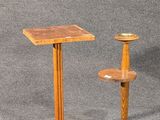 une paire de socles en bois surmontés d'une petite table