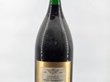 une bouteille de vin posée sur une table