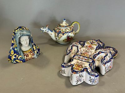 trois figurines en porcelaine représentant une femme et une théière posées sur une table
