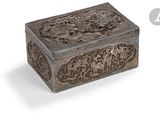 une image représentant une boîte en métal ornée d'un motif de dragon